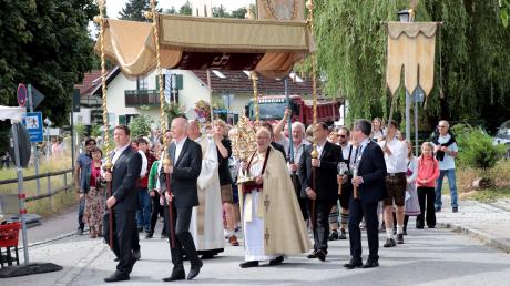 Das Eresinger Ulrichsfest: Die Prozession auf dem Rückweg von der Ulrichskapelle ins Dorf.