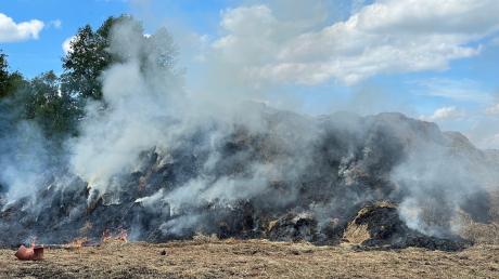 Fast zwei Tage nach dem Brand einer landwirtschaftlichen Lagerhalle im Langerringer Ortsteil Gennach raucht das Heu weiter.