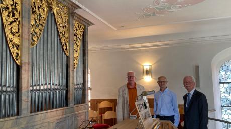Die Orgel der evangelischen Pfarrkirche St. Jakobus wurde saniert und jetzt wieder eingeweiht. Unser Bild zeigt von links: Dekanatskantor Hans-Georg Stapff, Orgelbauer Stefan Hasselt und Pfarrer Reinhard Caesperlein. 