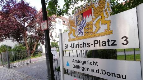 Der Angeklagte aus dem Landkreis Dillingen gesteht, die damals 15-Jährige Geschädigte sexuell belästigt und vergewaltigt zu haben. 