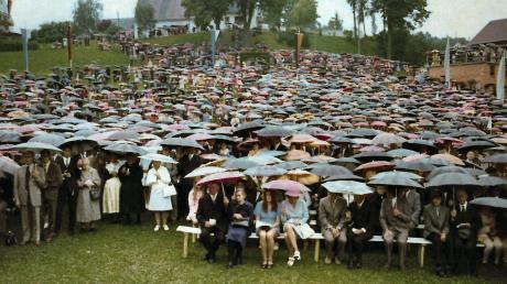 Rund 8000 Menschen kamen im Juli 1973 nach Bachern zum Primizgottesdienst von Thomas Gerstlacher. Strömender Regen begleitete die Feier.
