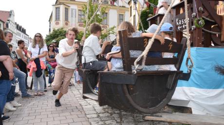 Das Holzkarussell des BSV Neuburg ist nicht mehr vom Schloßfest wegzudenken. Für die Anschieber bedeuten die beiden Wochenenden Schwerstarbeit. 