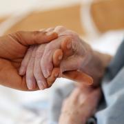 Pflegebedürftige Menschen mit einem Pflegegrad erhalten ab 2024 mehr Pflegegeld.