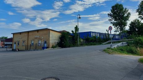 Eine von mittlerweile neun Unterkünften in Kissing sind die blauen Wohncontainer. Der Kleiderladen (im Vordergrund) ist eine wichtige Säule der Asylarbeit.