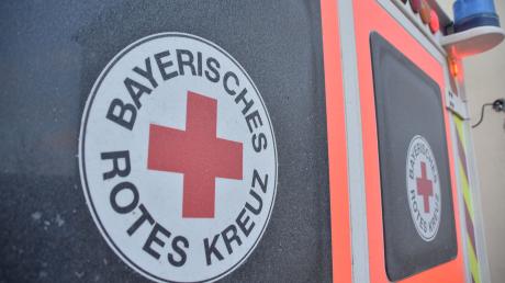 Ein Rettungswagen fuhr den verunglückten Radfahrer ins Krankenhaus.