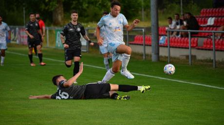 Eine gute Leistung zeigte der TSV Bobingen beim Bayernligisten in Landsberg. Am Ball Maximilian Krist (helles Trikot).