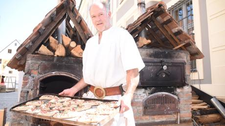 Bäckermeister Wolfgang Schlegl, der Erfinder des Neuburger Rahmflecks, bereitet die Schloßfest-Spezialität in seinen beiden selbst gebauten Öfen zu.