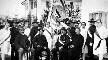 125 Jahre Schützengesellschaft Raisting
1928 wird die Vereinsfahne der Schützengesellschaft Raisting geweiht, die 2023 ihr 125-jähriges Bestehen feiert.
