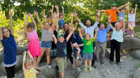 Bald endet die Anmeldung für das Ferienprogramm in Kutzenhausen. Das Foto zeigt das Organisationsteam unseres Ferienprogramms umrahmt von einigen fröhlichen Kindern.