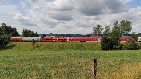 Neben den blau-weißen Triebwagen der BRB sind derzeit auch rote Züge der von der Deutschen Bahn betriebenen Werdenfelsbahn auf der Ammerseebahn zu sehen.