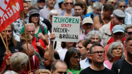 Teilnehmer der "Ausge-Trumpt!"-Demo kürzlich am Münchner Odeonsplatz. Unter anderem die SPD hatte nach umstrittenen Äußerungen insbesondere von Bayerns Wirtschaftsminister Hubert Aiwanger (Freie Wähler) zu der Veranstaltung aufgerufen und "Zusammenhalt und Zukunft statt Rückschritt und Rechtsruck" gefordert.