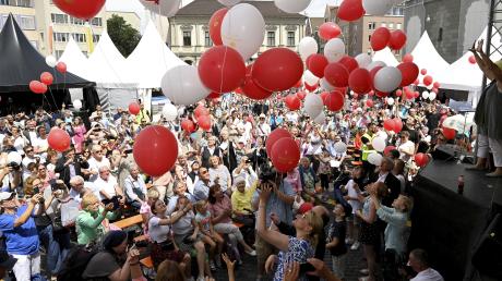 Beim Auftaktfest zum Ulrichsjubiläum kamen Anfang Juli zahlreiche Besucherinnen und Besucher auf den Rathausplatz.                                  