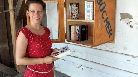 Mareike Stegmair, Sprecherin der Aktiven Bürger Dasing, präsentiert den neuen Bücherschrank in Wessiszell.
