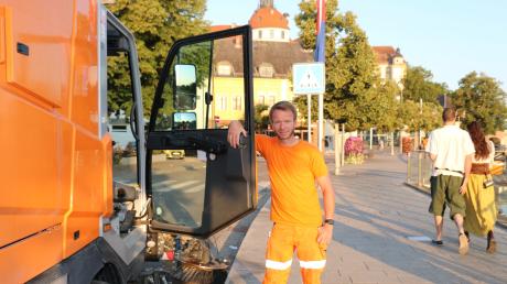 Richard Rehm und seine Kollegen vom städtischen Bauhof beseitigen frühmorgens den Abfall in Neuburg. Nach dem Schloßfest-Feuerwerk haben sie vor allem am Donaukai viel zu tun.