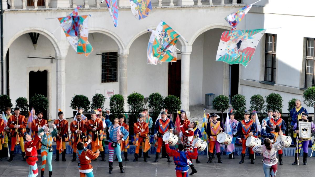 #So erfreuen italienische Fahnenschwinger die Schloßfest-Besucher