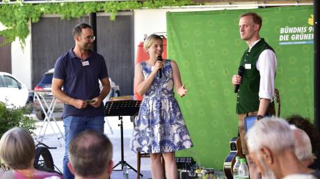 Maximilian Deisenhofer, Katharina Schulze und Bezirkstagskandidat Lukas Geirhos (v.l.) begrüßten die Gäste auf dem Sommerfest der Grünen in Großaitingen.
