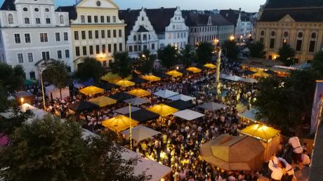 Mit rund 1600 Plätzen ist der Karlsplatz die größte Zehrstätte auf dem Schloßfest. Am Samstag war auch dort alles rappelvoll.