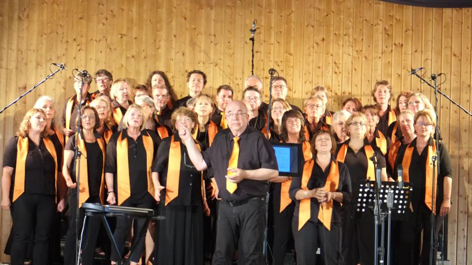 Das Jubiläumskonzert begann mit einem A-capella-Auftritt des Schmiechener Gospelchores Enjoy, den Werner Hövelmanns seit 25 Jahren leitet.