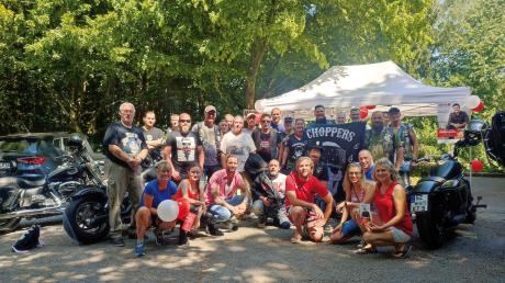 Eine Bikergruppe aus Augsburg kam zur Registrierungsaktion der DKMS für den erkrankten dreijährigen Nico auf das Waldfest. Sie ließen sich typisieren und übergaben eine Geldspende.