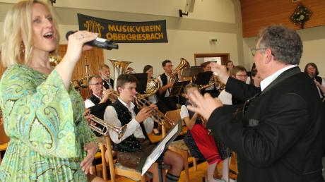 Sonja Gruber aus Klingsmoos singt beim Brunnenhof-Konzert am Samstag am Obergriesbacher Gemeinschaftshaus erneut bekannte Lieder aus der "West Side Story". Unterstützt wird sie von einem fast 40-köpfigen Gemeinschaftsensemble der Musikvereine Obergriesbach und Altomünster.