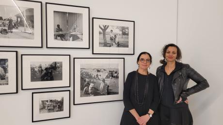 Tamar Garb (links) hat die aktuelle Ausstellung in der Walther Collection kuratiert. Zur Finissage kommt sie noch einmal nach Burlafingen.