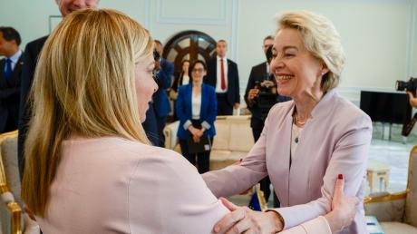 EU-Kommissionschefin Ursula von der Leyen (ganz rechts) und Italiens rechtspopulistische Regierungschefin Giorgia Meloni (rechts) kamen auf Reisen offenbar gut miteinander aus.  