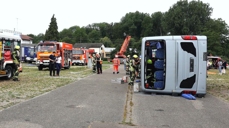 Rund 150 Einsatzkräfte waren am Samstag bei einer Übung auf dem Günzburger Volksfestplatz beteiligt: Aus einem umgekippten Reisebus wurden verletzte Insassen geborgen und versorgt.
