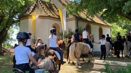 29 Pferde und Ponys wurden beim Willibaldsfest am Sonntag in Unterfinning mit ihren Reiterinnen und Reitern gesegnet.