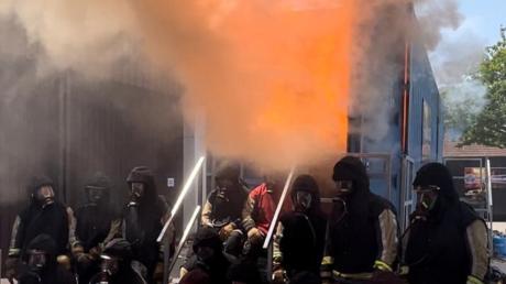 Um für den Ernstfall gerüstet zu sein, absolvierten die Atemschutzträgerinnen und -träger der Feuerwehr Kissing und befreundete Wehren ein Training unter realistischen Bedingungen.
