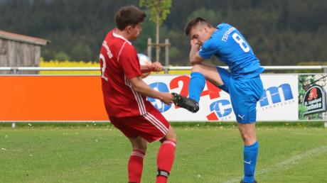 Der TSV Kirchheim (blaues Trikot) eröffnet am Mittwoch die Pokalsaison im Allgäu.