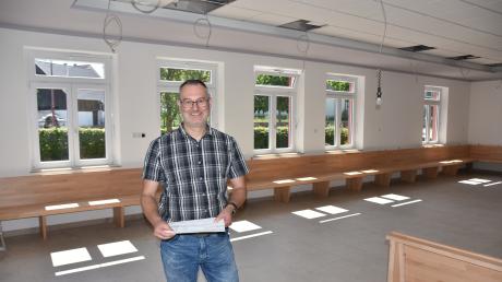 Vereinsvorsitzender und Ortssprecher Markus Mayinger im neu gestalteten Gastraum der Alten Schule in Rehau.