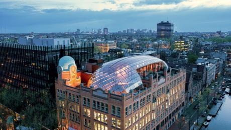 Die Dacherweiterung der ehemaligen Diamantenbörse in Amsterdam war eines der spektakulärsten Großprojekte der Pfaffenhausener Firma Raico.