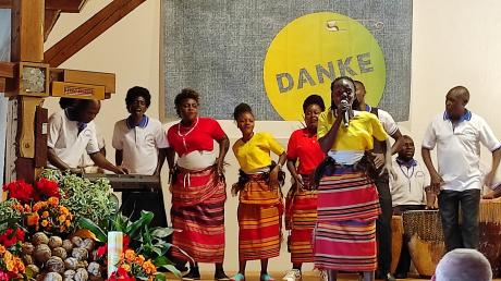 Der Chor aus Uganda tanzte und sang im heißen Eine-Welt-Saal in Ettringen.