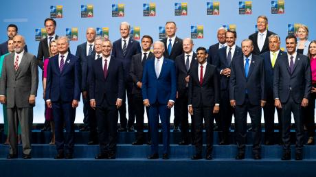 Die Staats- und Regierungschefs der Nato stehen während eines Gruppenfotos auf dem Nato-Gipfel in Litauen zusammen. 