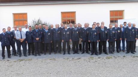 16 Feuerwehrmänner wurden am Dienstag für ihren jahrzehntelangen Dienst im Ehrenamt ausgezeichnet. Ihnen gratulierten die Kreisfeuerwehrführung und mehrere Kommunalpolitiker. 