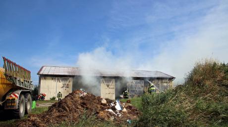 In Weinried im Unterallgäu hat am Mittwoch eine landwirtschaftliche Maschinenhalle gebrannt. Die Ursache des Feuers ist bislang unklar.   