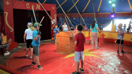 Der Zirkus Flip Flop ist in Untermeitingen zu Gast und probt mit den Grundschülern eine Woche lang Aufführungen ein.