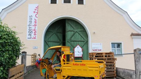 Rosi Brückner leitet das Lagerhaus kostbar im Dominikus-Ringeisen-Werk (DRW) in Ursberg. Mit der gelben "flotten Lotte" fährt sie auch manchmal Kleinmöbel im DRW aus.