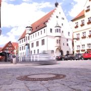 Der Marktplatz in Nördlingen wird ab dem 1. April für Autos gesperrt. 