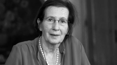 Die ehemalige schleswig-holsteinische Ministerpräsidentin Heide Simonis (SPD) sitzt in ihrer Wohnung. Simonis ist am Mittwoch im Alter von 80 Jahren gestorben.