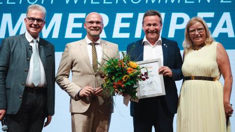 Florian Streibl, Fabian Mehring, Leo Schrell und Gabi Schmidt (von links) bei der Verleihung des Bayerischen Panthers der FW-Landtagsfraktion.