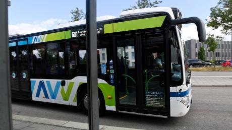 Eine Vollbremsung hinlegen musste ein Busfahrer in Oberhausen, weil ein Fußgänger einen Bus übersah.