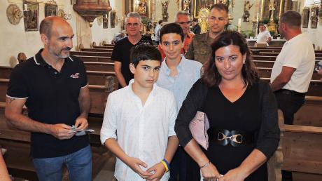 Ricardo Vidal Diaz (links) mit seiner Frau Esperanza und den Söhnen Angel und Ricardo in der Illdorfer Kirche.