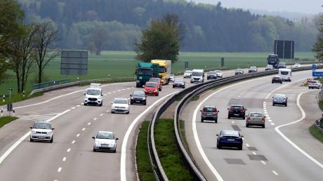 Auf der A7 in Höhe von Altenstadt ist ein schwarzer Porsche nach einem Verkehrsunfall geflohen. Sein Nummernschild blieb jedoch am Unfallort liegen.