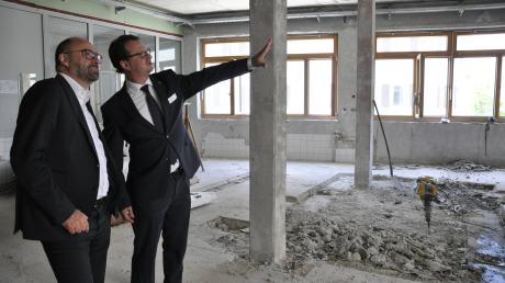 Teile der Hessing-Kliniken in Augsburg sind derzeit Baustelle. Stiftungsdirektor Roland Kottke (links) und Klinik-Leiter Matthias Gruber planen mehrere Großprojekte.