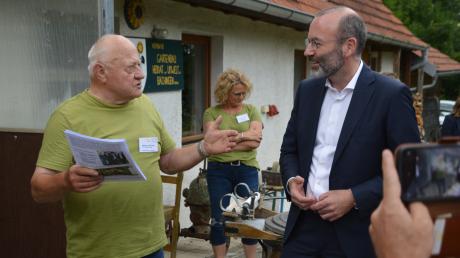Auch der ehemalige Bürgermeister Bächingens und Schatzmeister des Mooseums Wilhelm Rochau gab EVP-Chef Manfred Weber (rechts) eine Führung durch die Umweltstation.