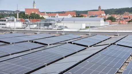 Auf den Dächern von drei Airbus-Werksgebäuden in Donauwörth wird alternativer Strom erzeugt. Die Firma will noch mehr Projekte dieser Art starten.