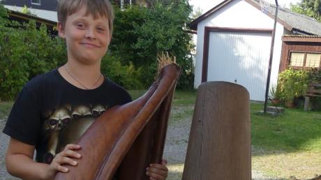 Der zehnjährige Andreas Mayerhofer hält Relikte einer vergessenen Handwerkskunst in den Händen. Seine Vorfahren in Kellmünz waren Sattler und haben einst  Kummete für Pferde hergestellt. 