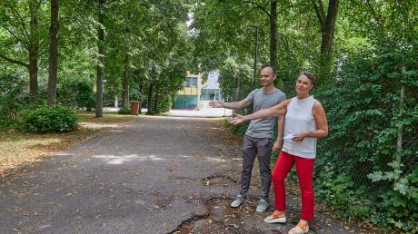 Schulleiterin Susanne Täufer und ihr Stellvertreter Bernd Schilcher würden sich auch an diesem Zugang zum Rudolf-Diesel-Gymnasium einen Zaun wünschen. Doch dieser Weg bleibt öffentlich zugänglich. 