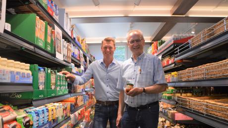 Bürgermeister Christoph Mettel (links) und Rewe-Kaufmann Jacob Nieß in der Nahkaufbox in Haunsheim. Auf engem Raum gibt es hier durchgehend etwa 1300 Alltagsprodukte zu kaufen.
